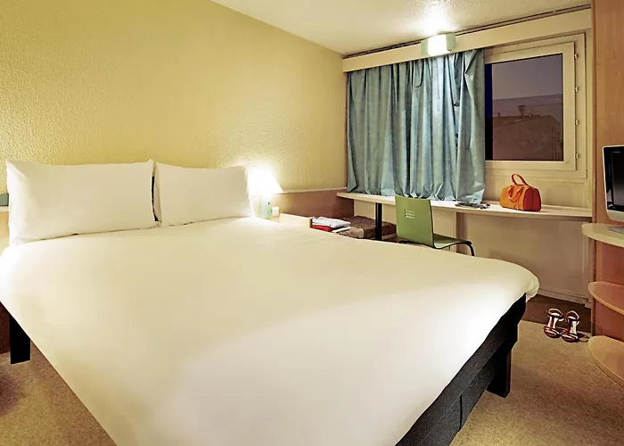 Ibis Est La Cite Каркассон